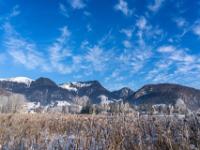 Skurrile Wolkenfetzen schweben am blauen Himmel